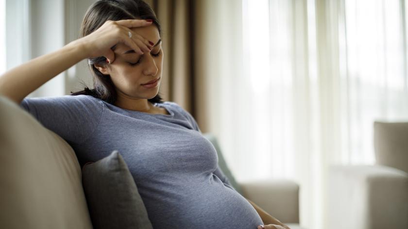 Kobieta w ciąży na kanapie