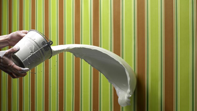 Wylewanie farby na tapetę