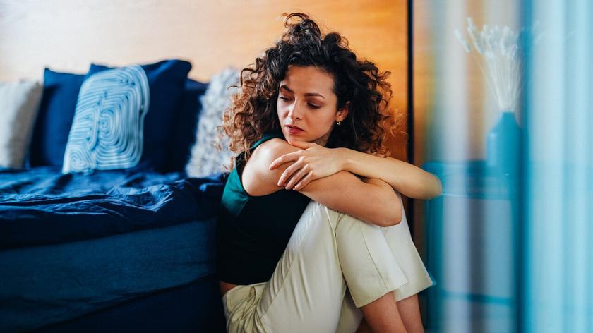 Kobieta zerkająca na telefon