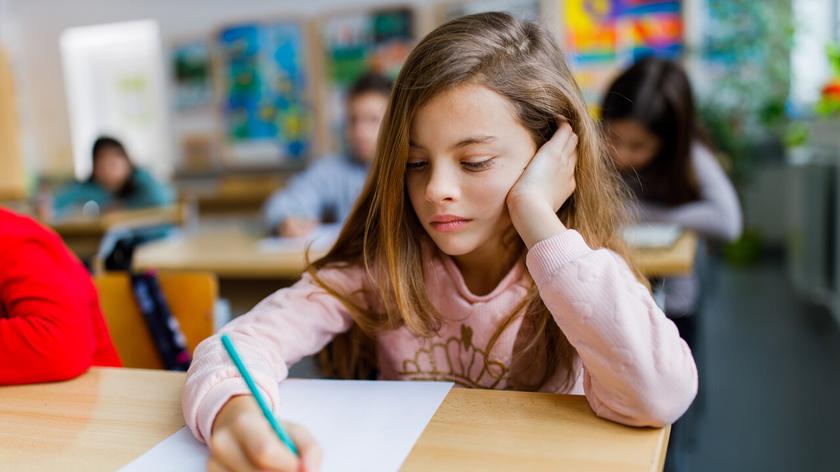 Dzieci w klasie w szkole