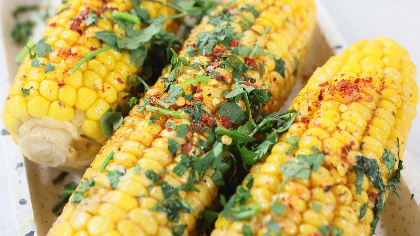 Kukurydza z masłem i aromatycznymi dodatkami