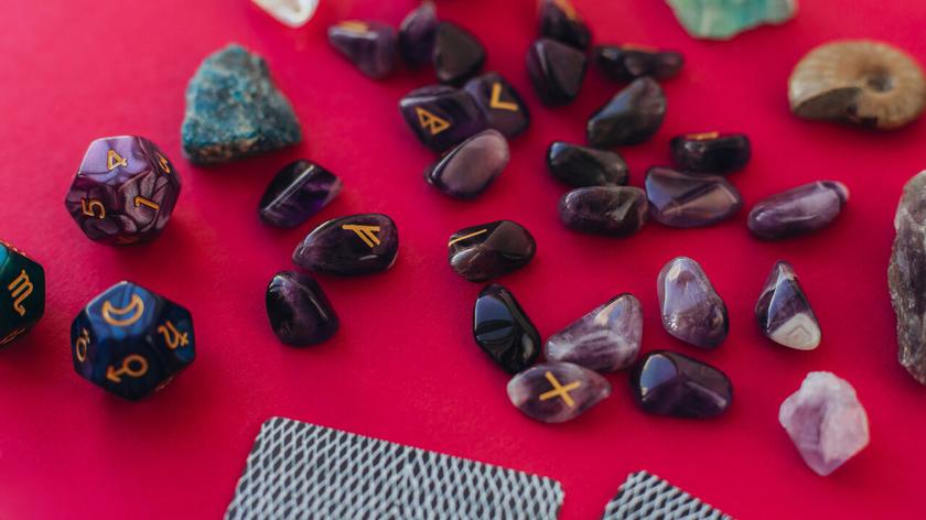 Karty tarota i kamienie