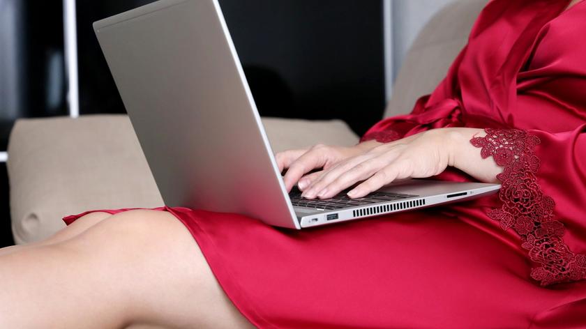 Kobieta w seksownej bieliźnie z laptopem