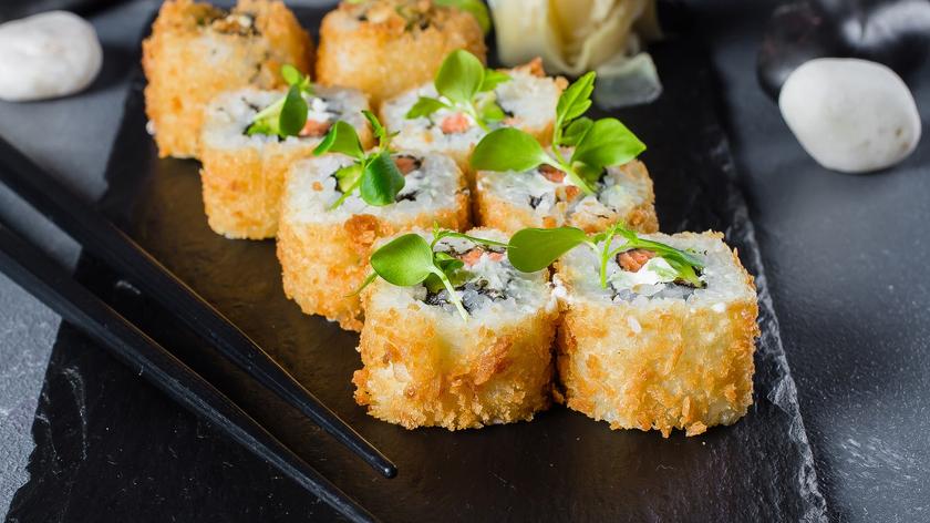 Poznaj przepisy na sushi w tempurze - idealne przekąski na imprezę
