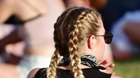 Festiwalowe trendy. Warkocze w kilku odsłonach, czyli najmodniejsze fryzury tegorocznej Coachelli