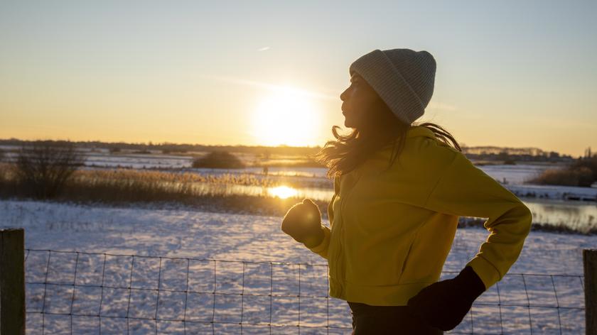 Kobieta biega zimą