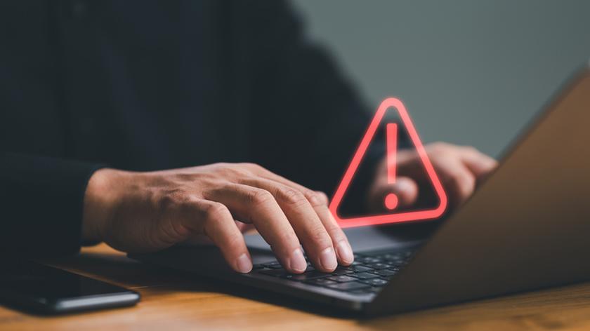 laptop, dłonie mężczyzny na klawiaturze