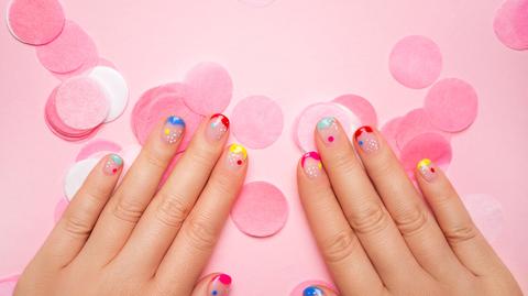 Confetti nails hitem wiosny 2026 - jak wykonać taki manicure?