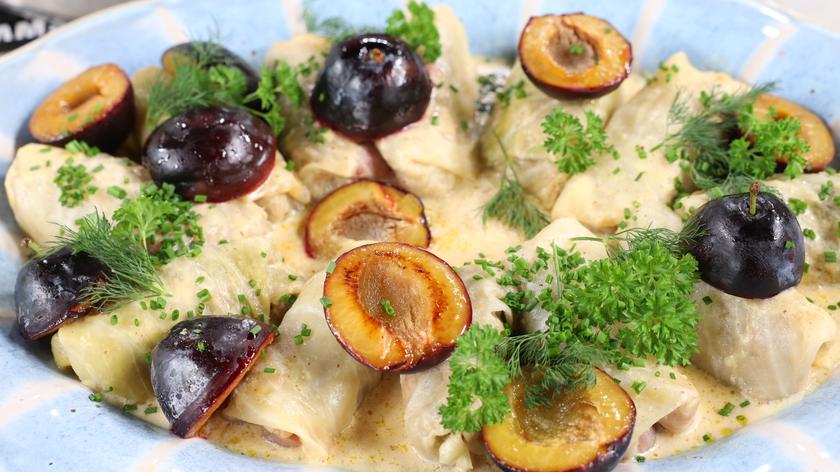 Gołąbki z kaszą jęczmienną, wieprzowiną i sosem chrzanowo-musztardowym