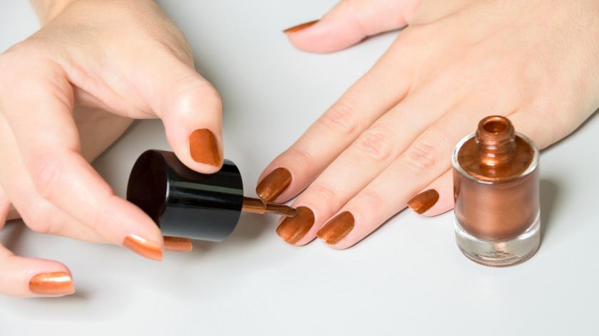 "Cinnamon gold nails" zastępuje bordowe paznokcie. Jak wygląda najmodniejszy manicure tej jesieni?