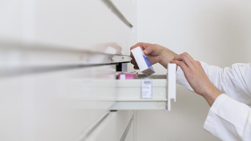 Farmaceuta sprawdzający leki w aptece