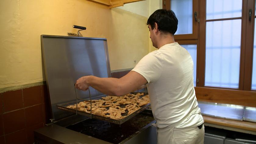 mężczyzna przygotowuje faworki