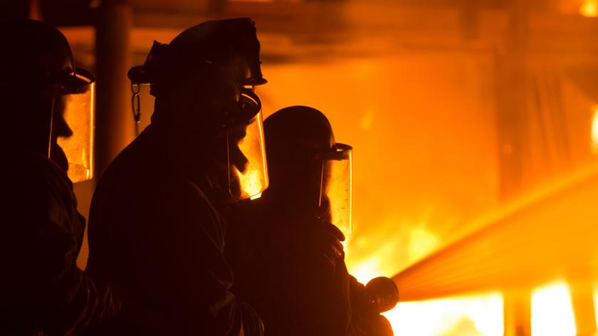 Strażacy gaszący pożar