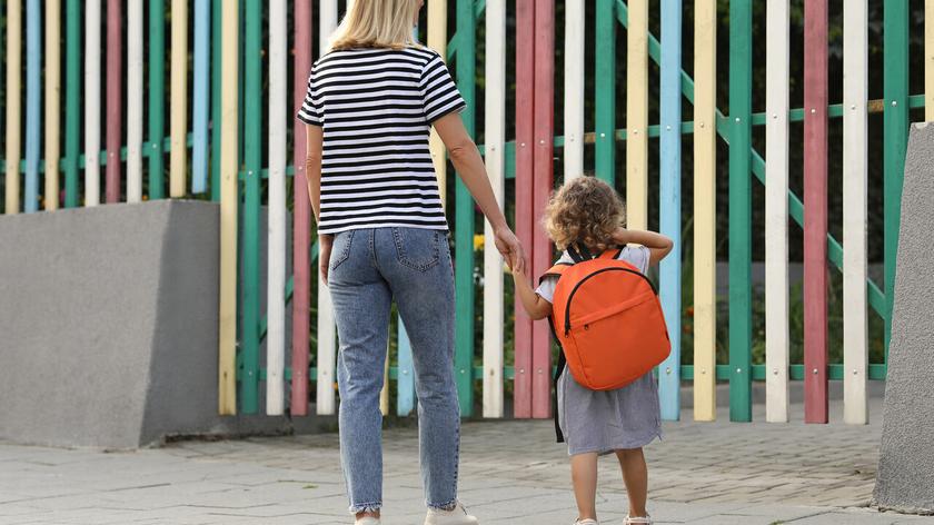 Matka z dzieckiem, prowadząca je do żłobka