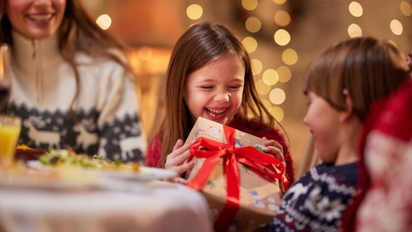 Dzieci z prezentami