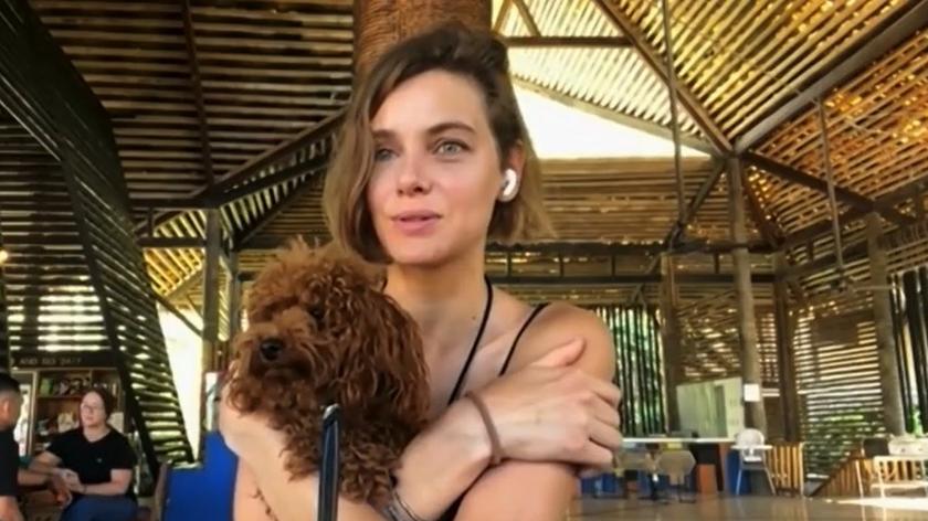 Renata Kaczoruk w Kostaryce z psem Whisky.