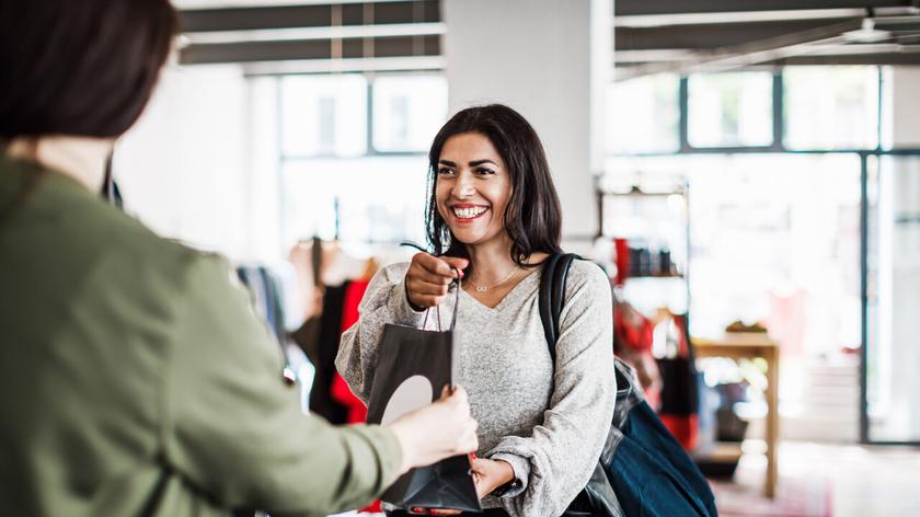 Uśmiechnięta kobieta otrzymuje prezent