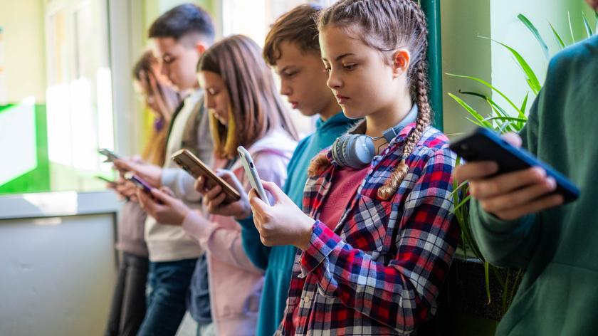 Zakaz mediów społecznościowych dla osób poniżej 13 roku życia? "Nigdy tak wiele dzieci nie cierpiało z powodu lęków"