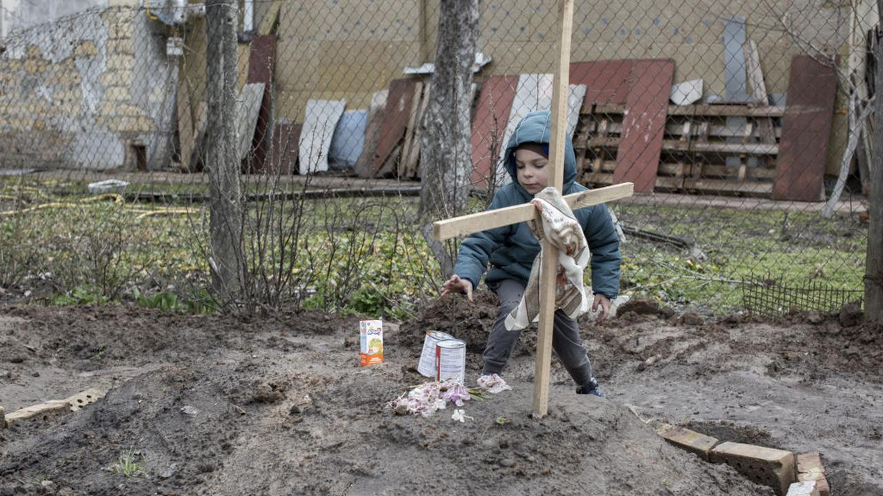 Ukraiński chłopiec na grobie mamy