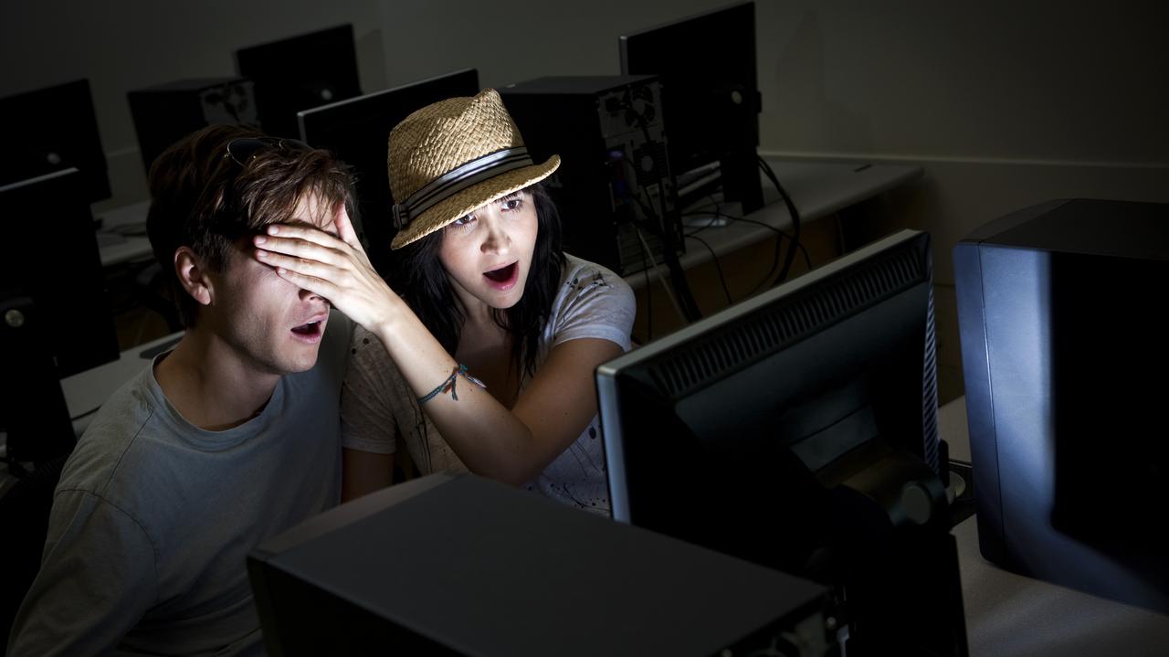 Kobieta i mężczyzna patrzą w ekran komputera