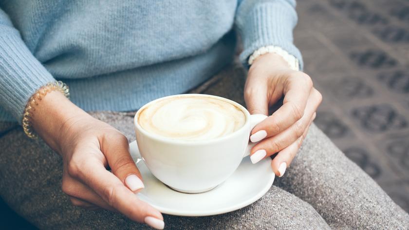 Vanilla Glass Nails. Ten manicure sprawi, że paznokcie będą błyszczeć jak szkło