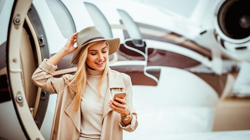 kobieta wysiadająca z samolotu