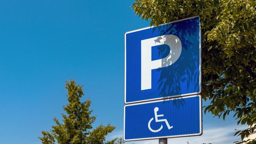 Miejsce dla niepełnosprawnych na parkingu