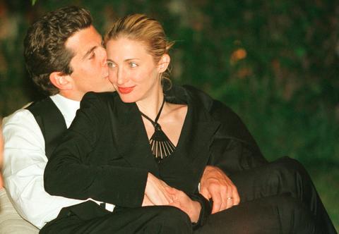 Carolyn Bessette-Kennedy była ikoną lat 90. Do dziś inspiruje makijażystów