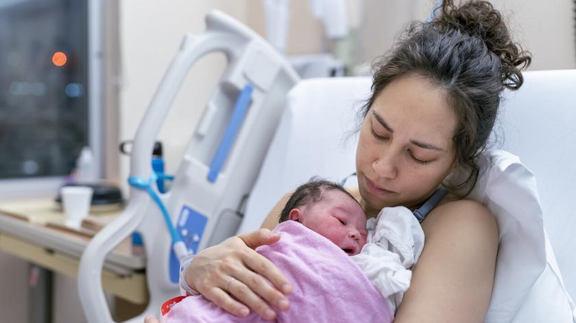 Kobieta z noworodkiem w szpitalu