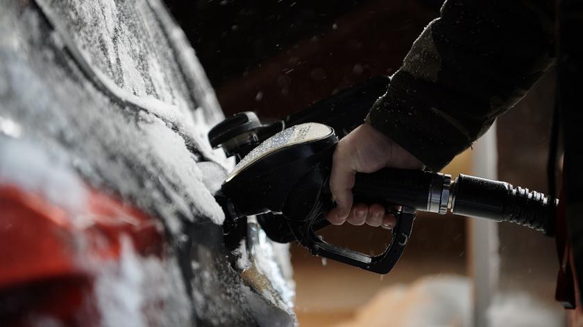 Ile zapłacimy za paliwo w tegoroczne święta? "Utrzymanie obecnych cen może być trudniejsze". Tankowanie auta