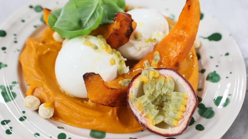 Burrata z pieczoną dynią hokkaido, marakują, orzechem laskowym i bazylią