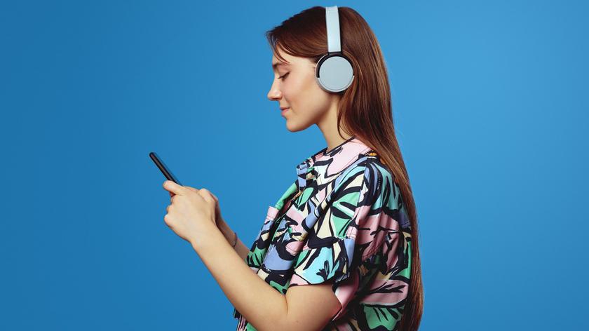 Kobieta słuchająca muzyki w słuchawkach