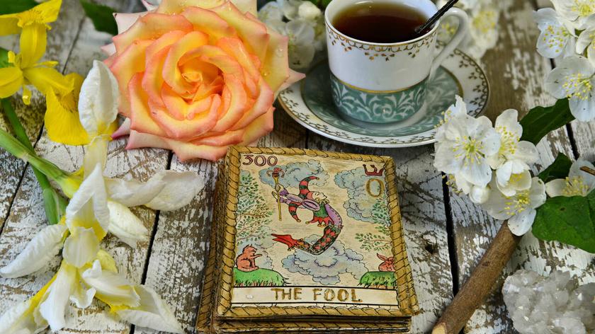 Karty tarota oraz kwiaty