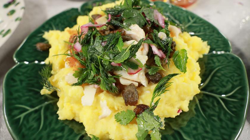 Dorsz w glazurze cytrusowej, z puree kaparowym i sałatką z ziół