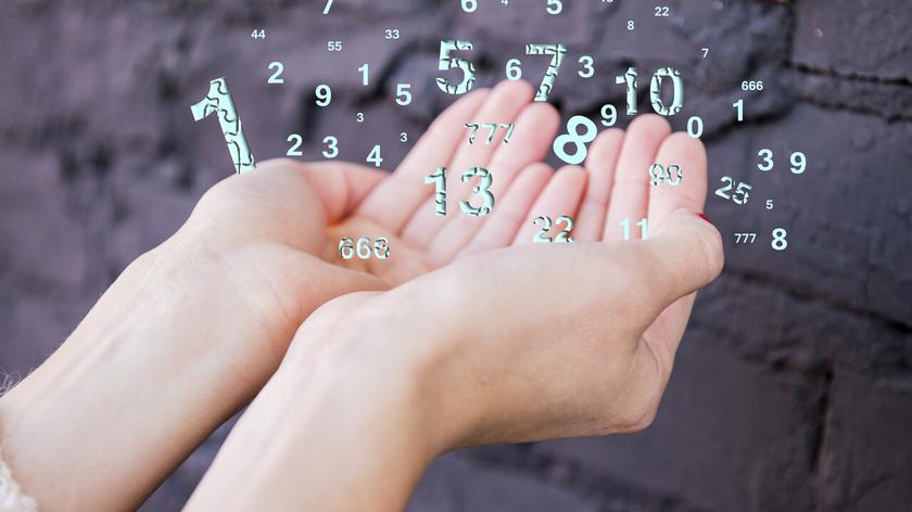 Numerologiczny horoskop na sierpień. Z kim przystajemy, takim się stajemy