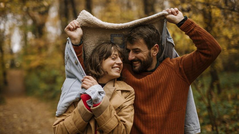 Cuffing season dotyka samotnych. Statystyki są brutalne. 