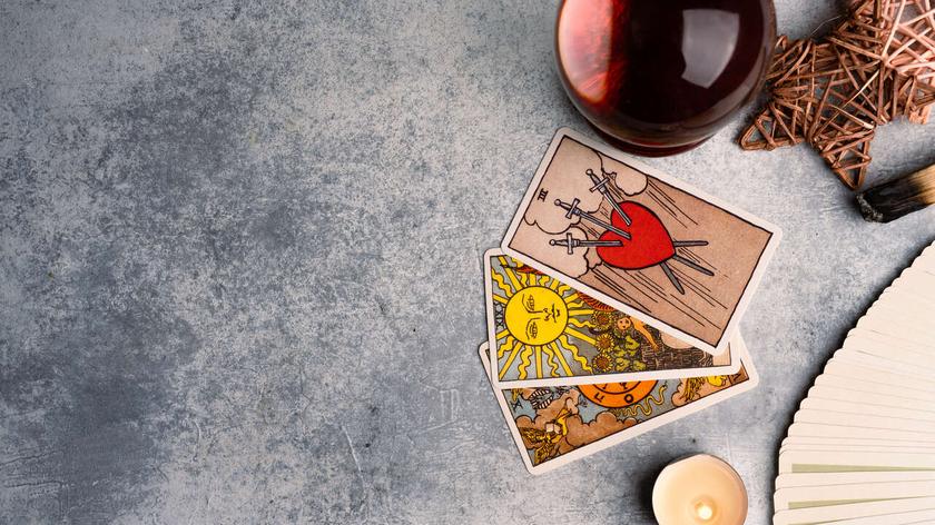 Karty tarota i kula na stole