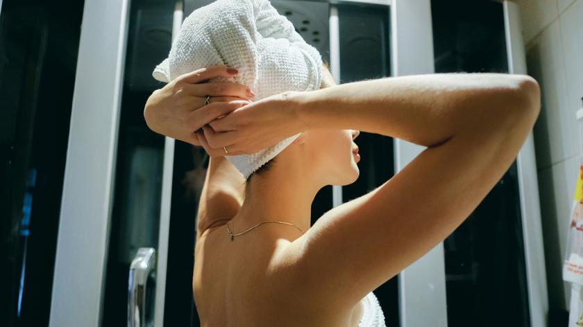 Ten popularny napój gazowany w kilka minut nabłyszczy włosy