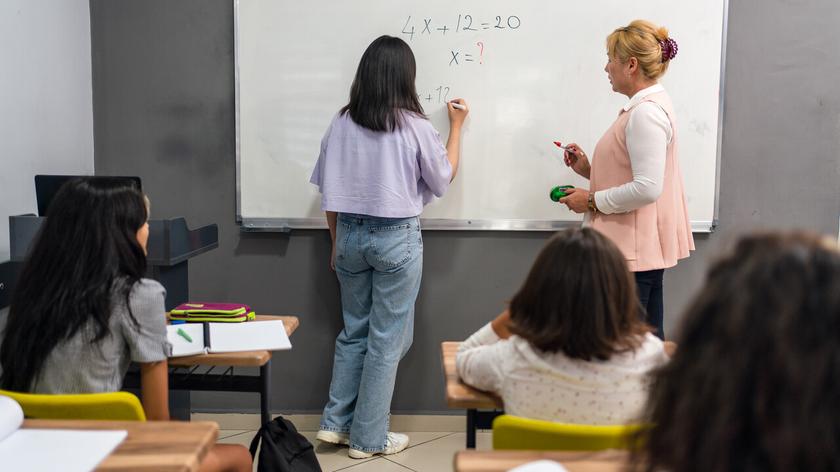 Dzieci w szkole na matematyce