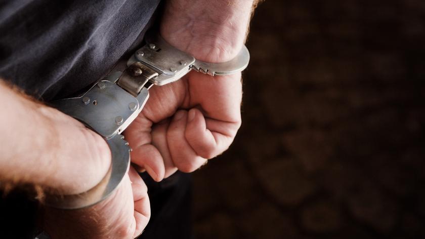 aresztowany mężczyzna 