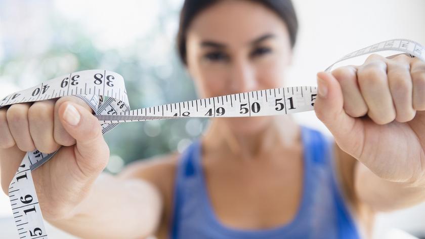 kobieta, która trzyma centymetr 