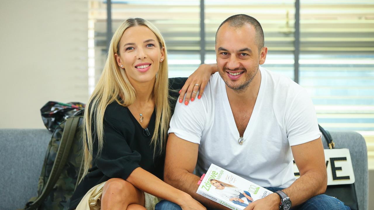 Ewa Chodakowska z mężem na kanapach w DDTVN