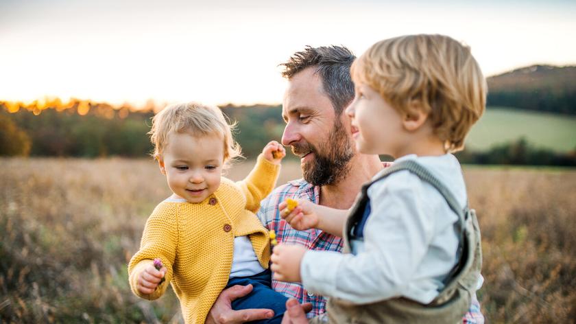 Ojciec z dziećmi na spacerze