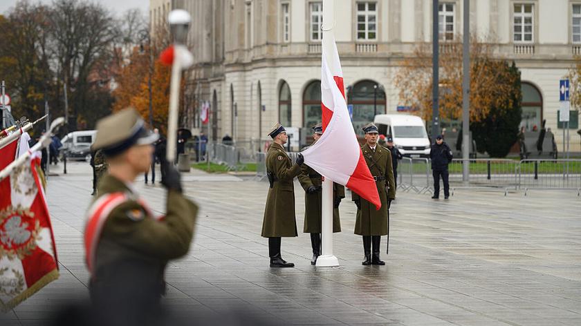 Żołnierze z polską flagą