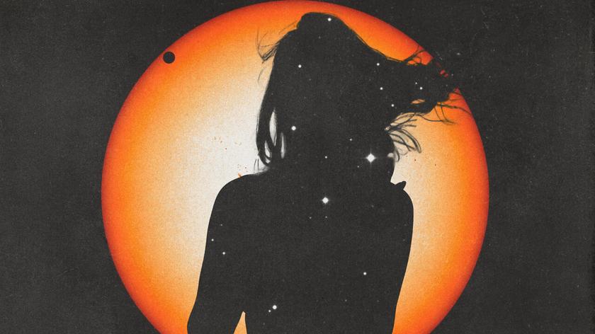 Sylwetka kobiety na tle kosmicznego tła