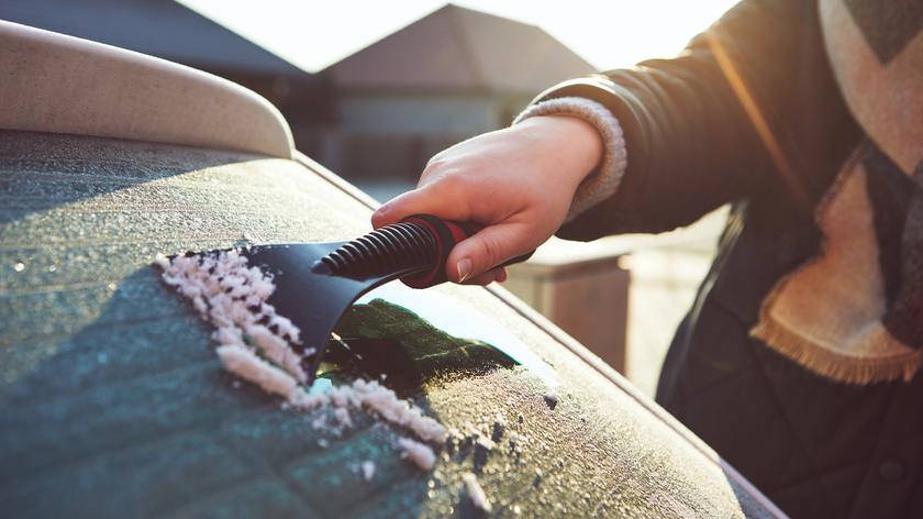 Poranny mróz nie będzie straszny. Oto sprawdzone sposoby i gadżety na szybkie odśnieżanie auta