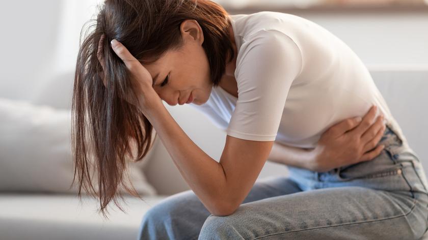 kobieta, którą boli brzuch