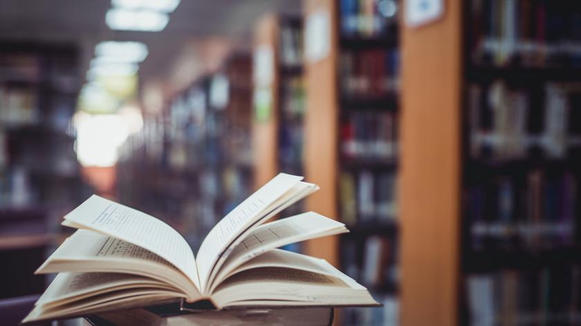 Otwarta książka w bibliotece
