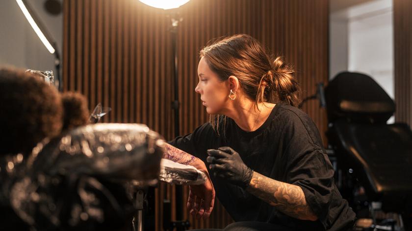 Tatuatorka i osoba tatuowana w studiu