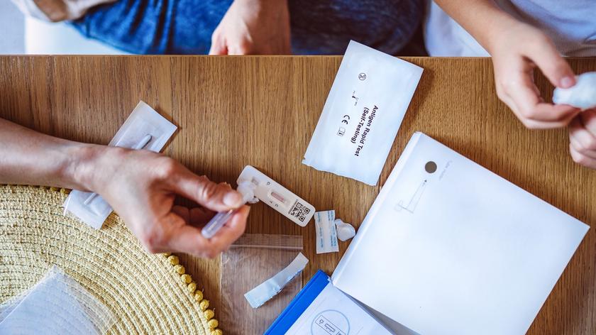 osoby, które wykonują test na COVID-19 